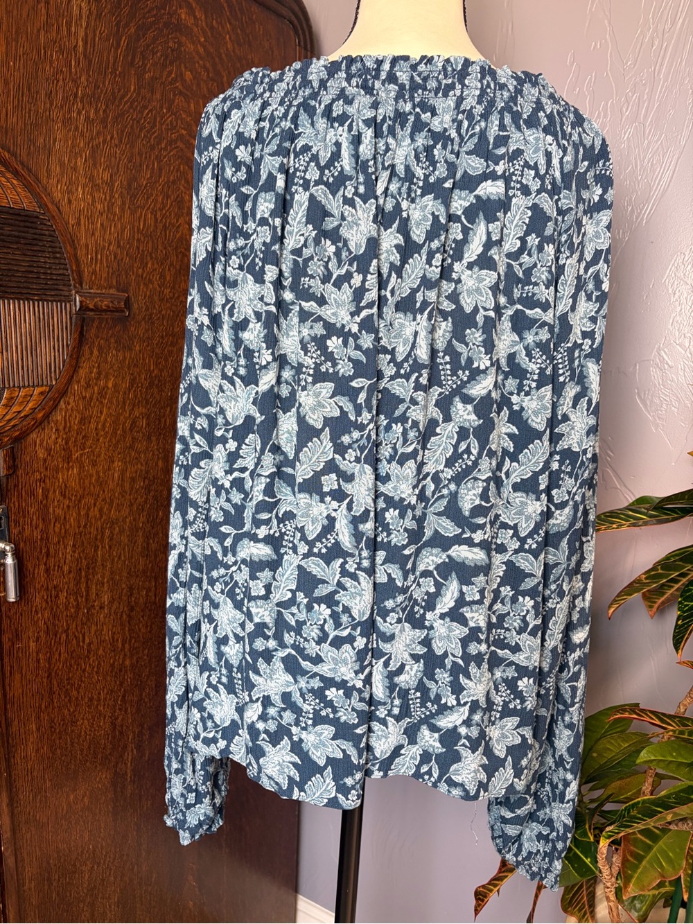 Faherty Emery Peasant Blouse Blue Esna Floral with Tie Closure - Picture 9 of 10